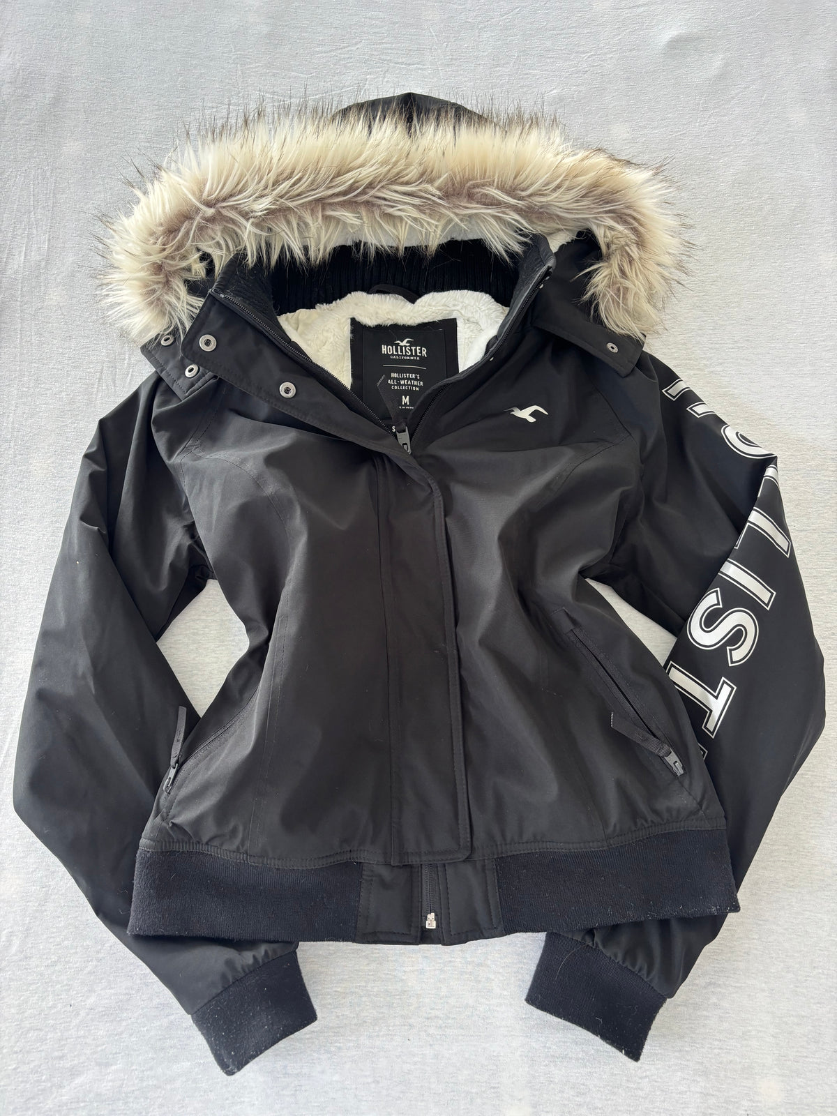 Hollister All-Weather Jacke Schwarz Logo Ärmel Fellkapuze Sherpa Gr. M
