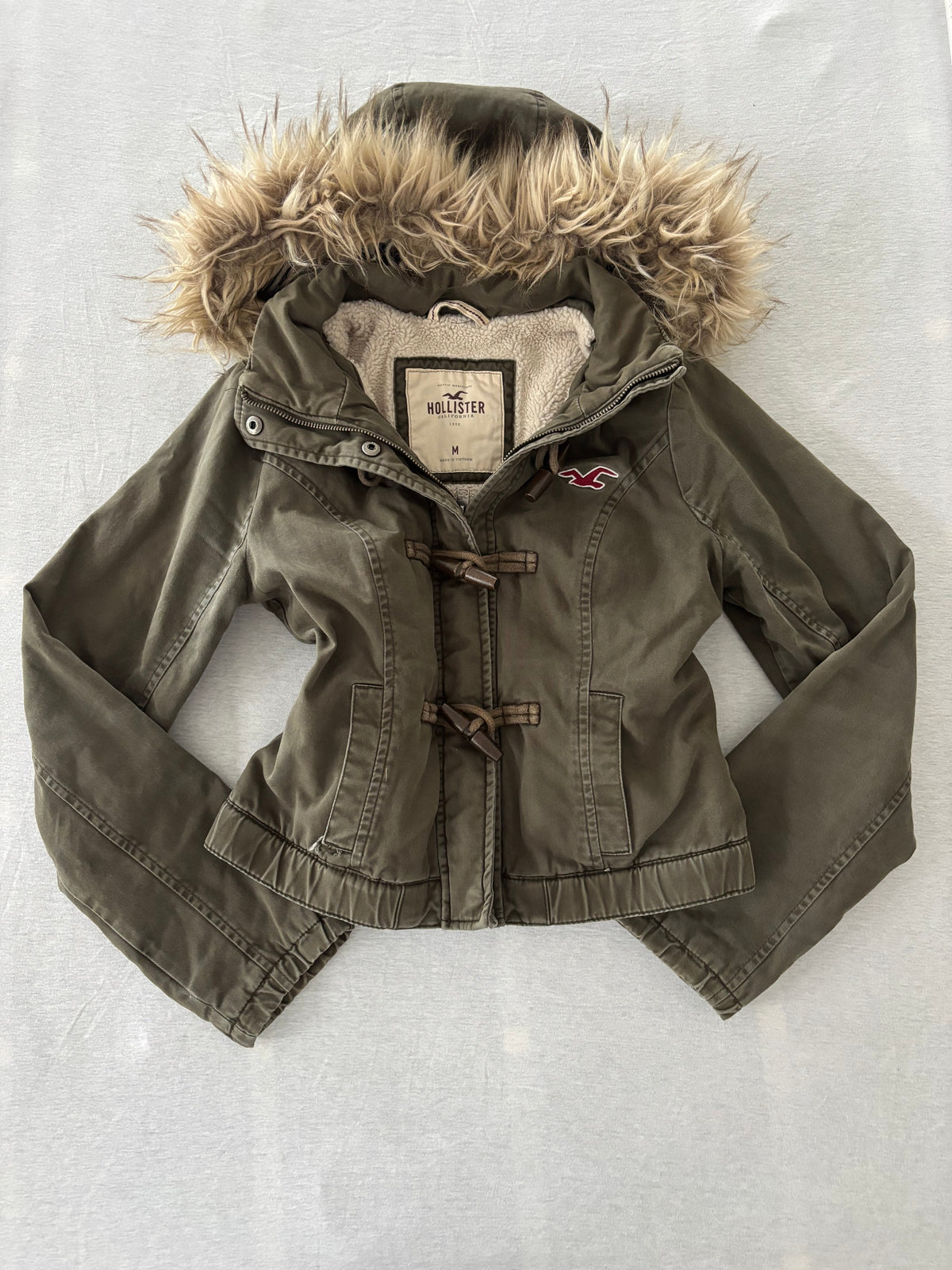 Hollister Jacke Olivgrün Fellkapuze Knebelverschluss Teddyfutter Gr. M
